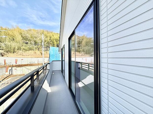 ■ 心地よい風と光を感じる、くつろぎのバルコニー