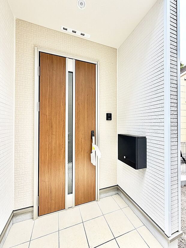 2号棟 ■ シンプルで美しく、住まいの第一印象を彩る玄関です