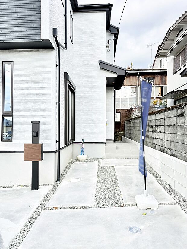 ■ シンプルで美しく、住まいの第一印象を彩る玄関です