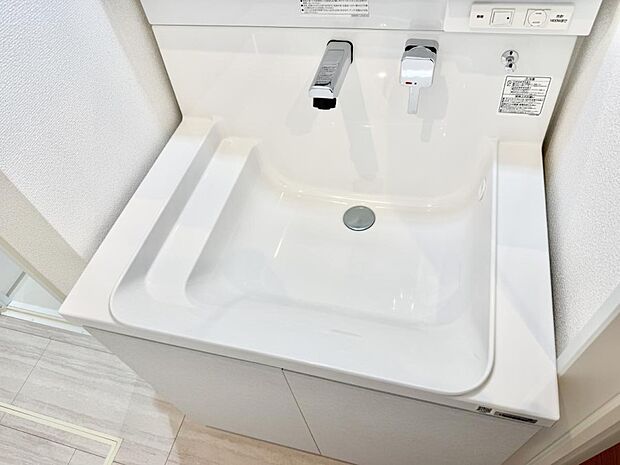 ■細かい部分まで洗いやすく便利なハンドシャワー付き