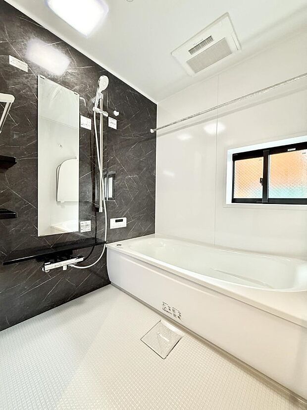 ■落ち着いた色合いの壁面、ゆっくり寛げるバスルーム