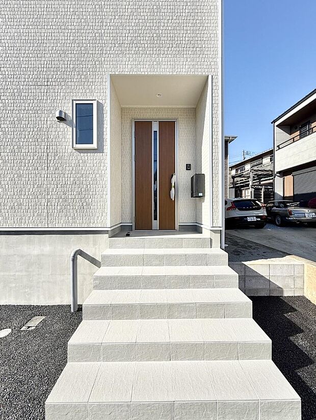 ■ シンプルで美しく、住まいの第一印象を彩る玄関です