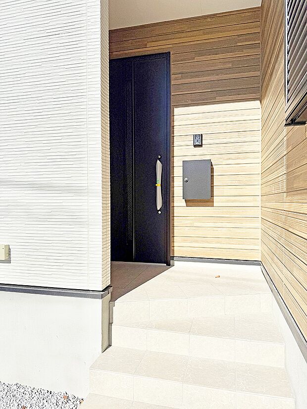 ■ シンプルで美しく、住まいの第一印象を彩る玄関です