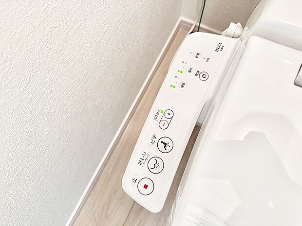 ■温水洗浄で快適、清潔感が保たれるシャワートイレ