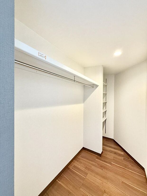 ■季節の洋服も、思い出の小物もすっきり収納できるウォークインクローゼット付