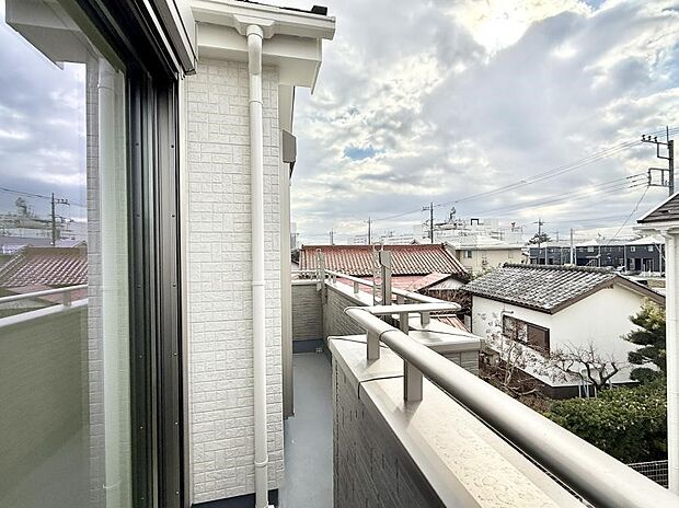 ■ 心地よい風と光を感じる、くつろぎのバルコニー