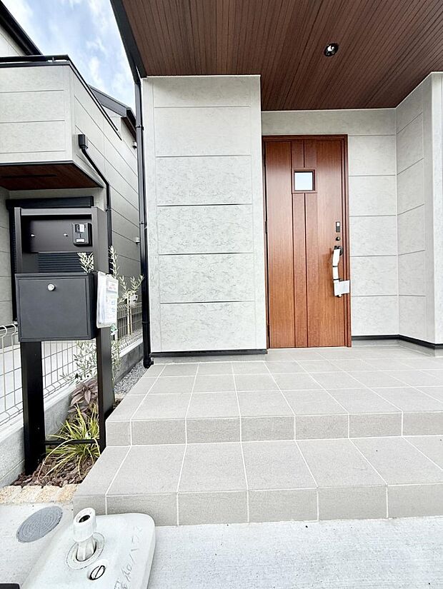 ■ シンプルで美しく、住まいの第一印象を彩る玄関です