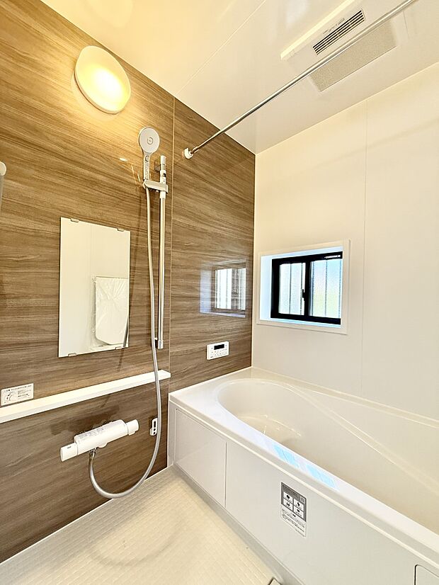 ■落ち着いた色合いの壁面、ゆっくり寛げるバスルーム