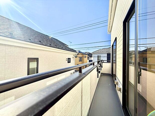 ■ 心地よい風と光を感じる、くつろぎのバルコニー