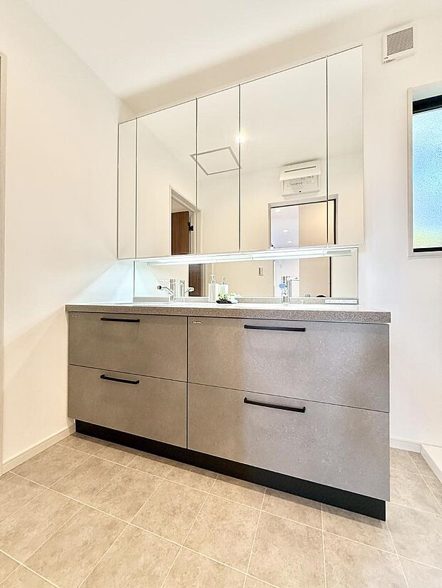 ■明るい洗面所は毎朝の歯磨きも楽しくできちゃいそうです♪