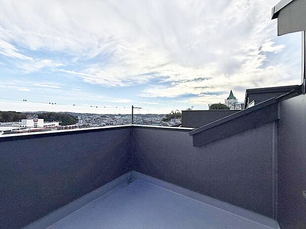 ■ 自然を身近に感じる、開放的なスカイバルコニー