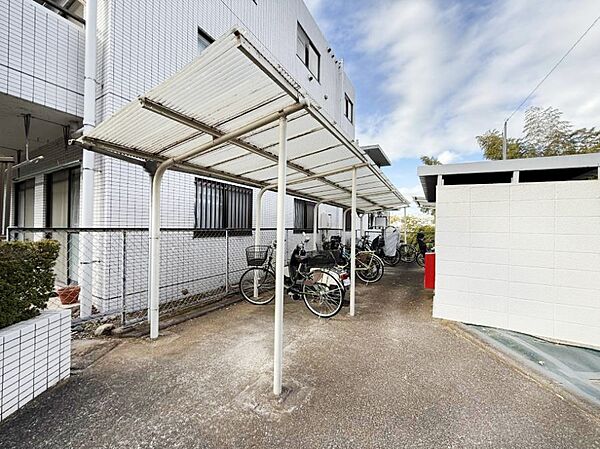 ■敷地内に駐輪場を完備しており、自転車の利用もスムーズです
