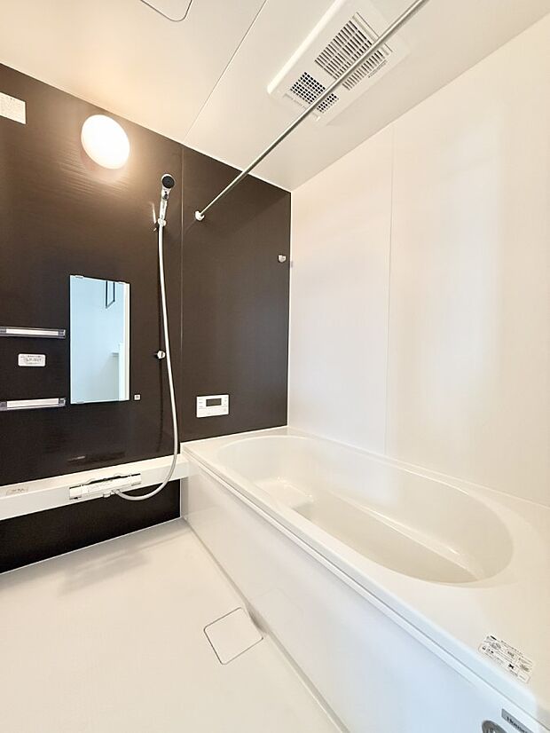 ■落ち着いた色合いの壁面、ゆっくり寛げるバスルーム