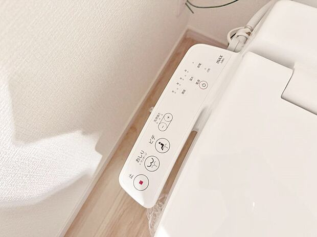 ■温水洗浄で快適、清潔感が保たれるシャワートイレ