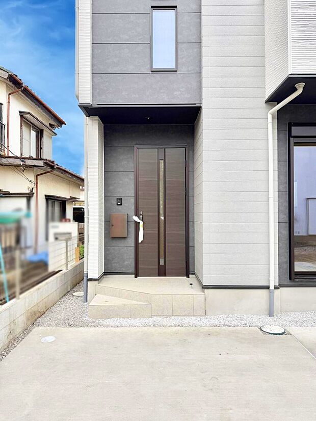 ■ シンプルで美しく、住まいの第一印象を彩る玄関です