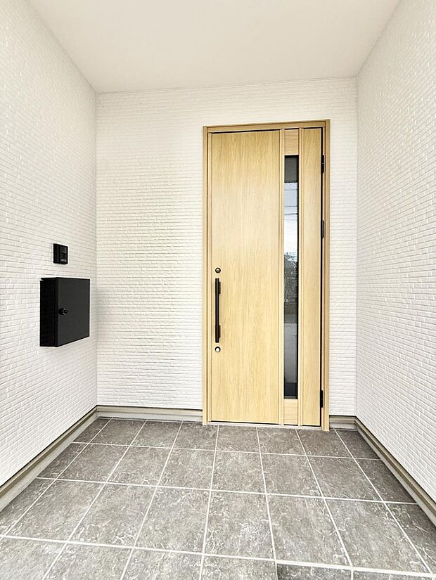 ■ シンプルで美しく、住まいの第一印象を彩る玄関です
