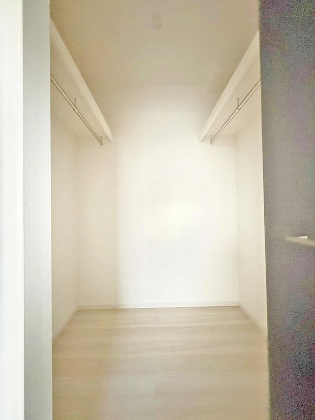 ■季節の洋服も、思い出の小物もすっきり収納できるウォークインクローゼット付