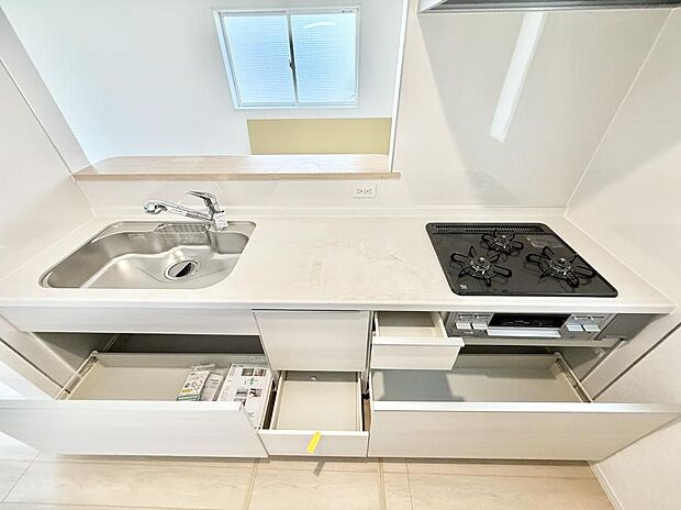 ■シンプルで機能的、毎日使いやすいキッチン