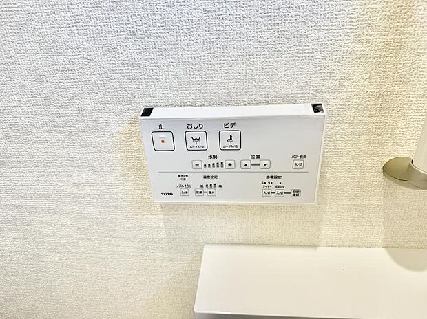 ■温水洗浄で快適、清潔感が保たれるシャワートイレ