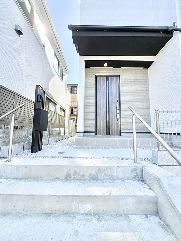 ■ シンプルで美しく、住まいの第一印象を彩る玄関です