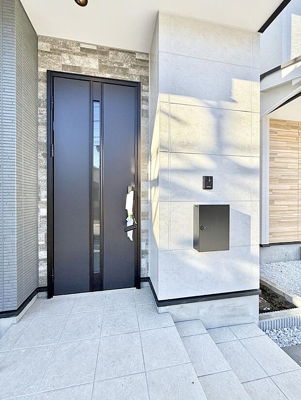 ■ シンプルで美しく、住まいの第一印象を彩る玄関です