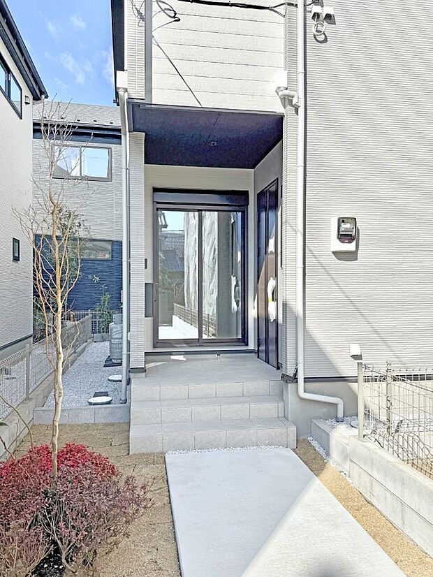 ■ シンプルで美しく、住まいの第一印象を彩る玄関です