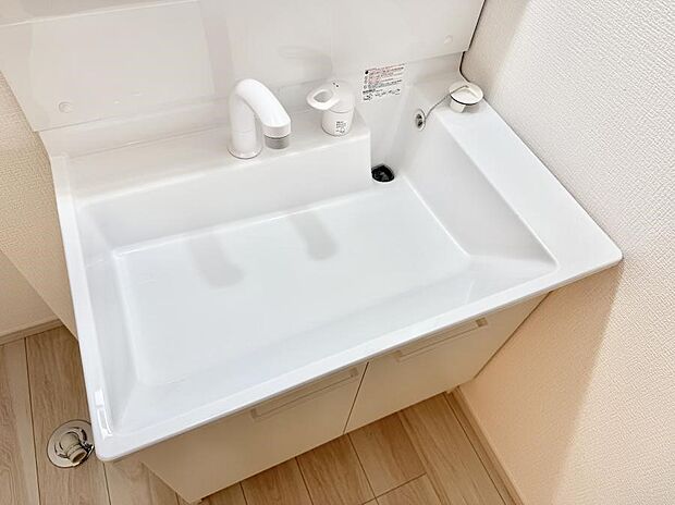 ■細かい部分まで洗いやすく便利なハンドシャワー付き