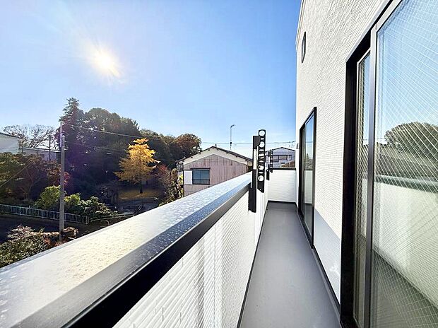 ■ 自然を身近に感じる、開放的なバルコニー