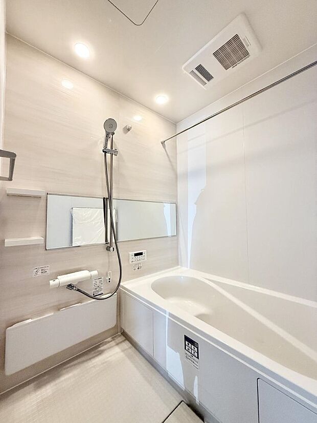 ■落ち着いた色合いの壁面、ゆっくり寛げるバスルーム