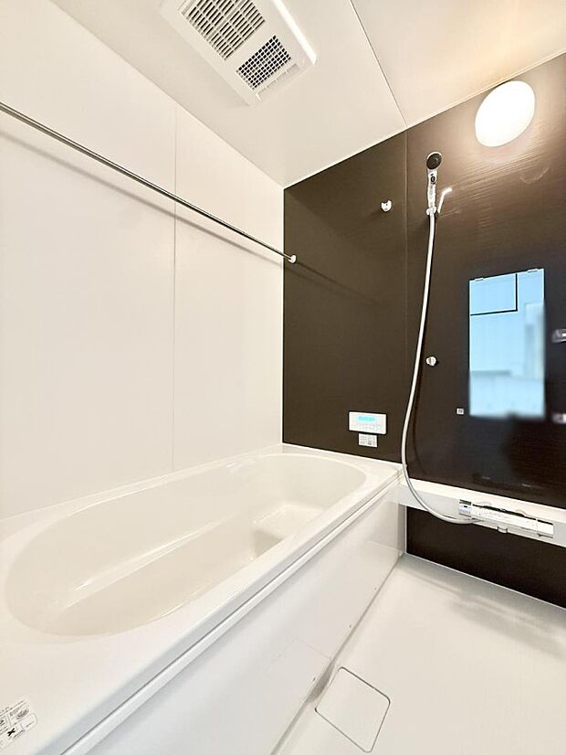 ■落ち着いた色合いの壁面、ゆっくり寛げるバスルーム