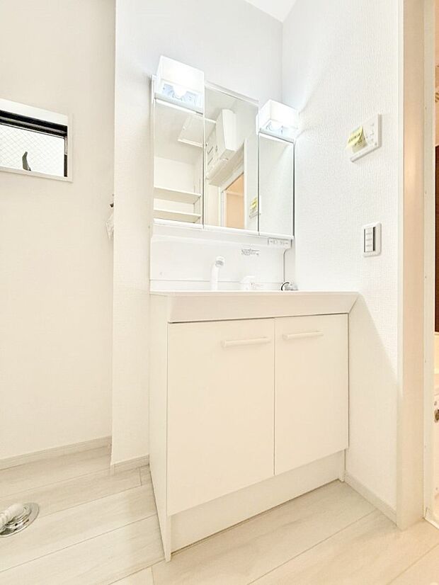 ■明るい洗面所は毎朝の歯磨きも楽しくできちゃいそうです♪