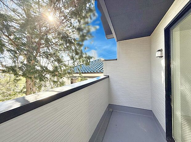 ■ 心地よい風と光を感じる、くつろぎのバルコニー