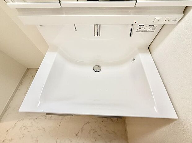 ■細かい部分まで洗いやすく便利なハンドシャワー付き