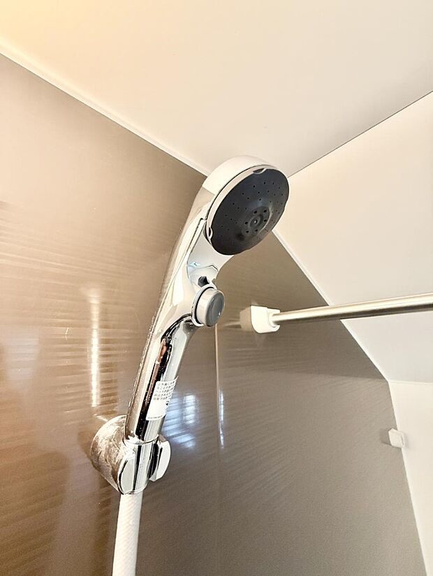 ■わざわざシャワー水栓のレバーまで手を伸ばす必要がなく、簡単に止水できる