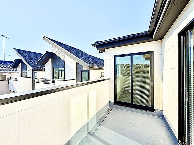 ■ 心地よい風と光を感じる、くつろぎのバルコニー