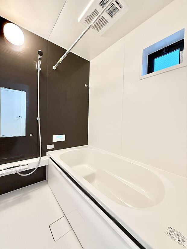 ■落ち着いた色合いの壁面、ゆっくり寛げるバスルーム