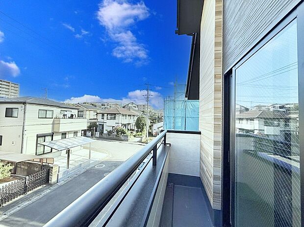 ■ 心地よい風と光を感じる、くつろぎのバルコニー