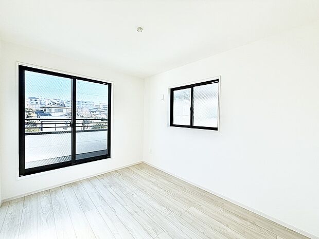 ■シンプルな空間で、収納付きベッドやデスクなど、多機能な家具を活用しやすいです