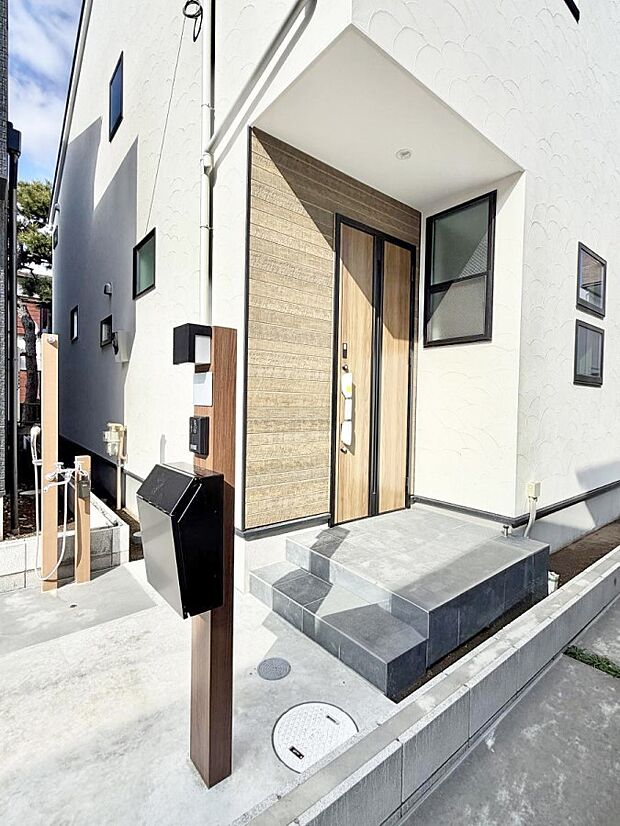 ■ シンプルで美しく、住まいの第一印象を彩る玄関です