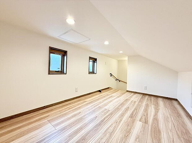 ■普段使わないものは小屋根裏収納へ