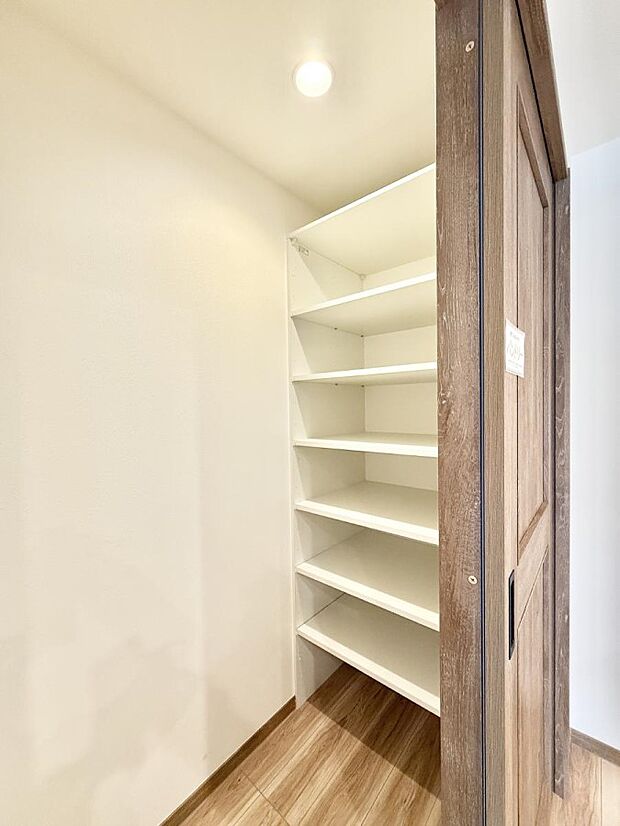 ■まとめ買いしたストック置き場や、災害時の備蓄にも便利なパントリー