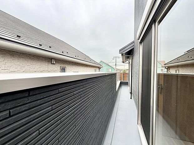 ■ 心地よい風と光を感じる、くつろぎのバルコニー