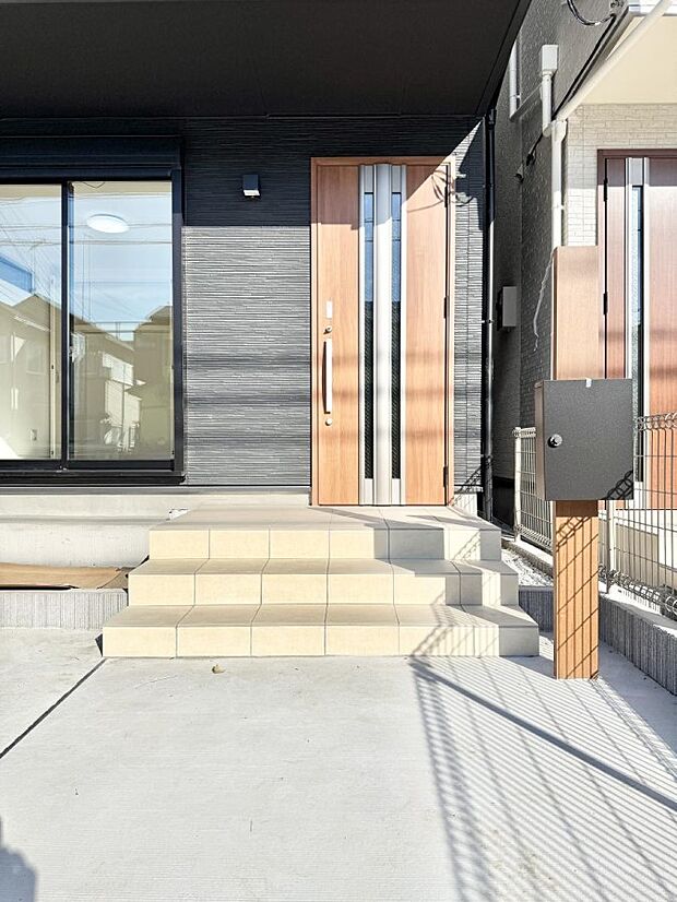 ■ シンプルで美しく、住まいの第一印象を彩る玄関です