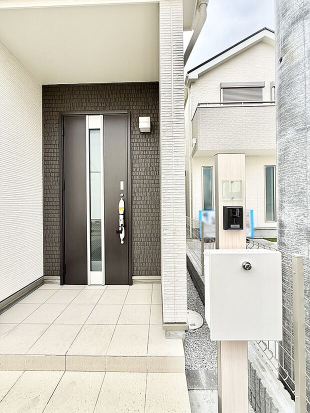 ■ シンプルで美しく、住まいの第一印象を彩る玄関です