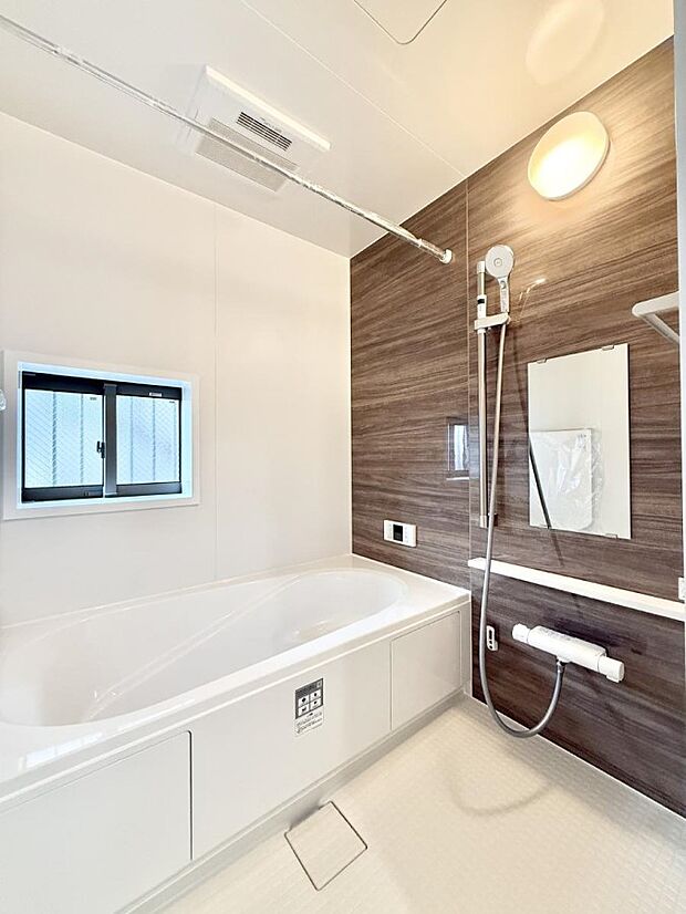 ■落ち着いた色合いの壁面、ゆっくり寛げるバスルーム