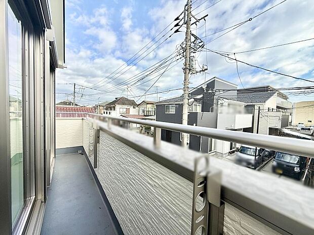 ■ 心地よい風と光を感じる、くつろぎのバルコニー