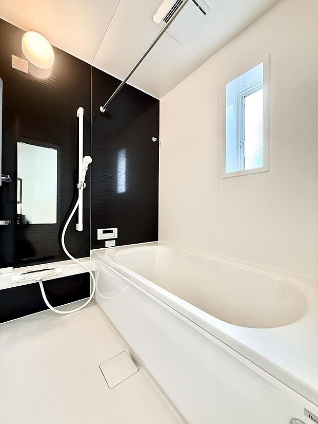 ■落ち着いた色合いの壁面、ゆっくり寛げるバスルーム