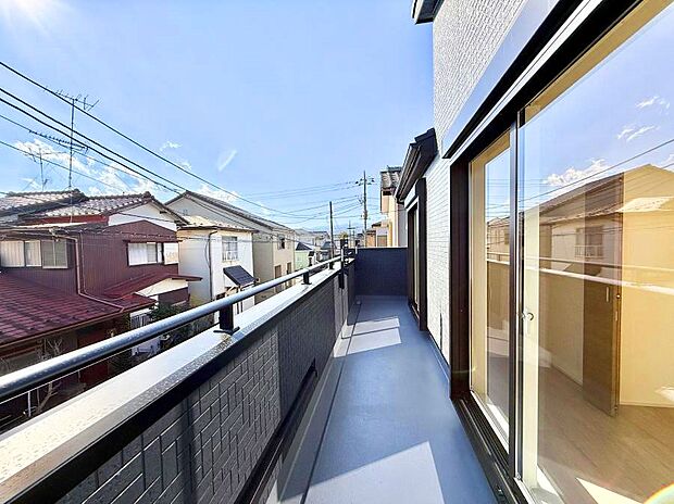 ■ 心地よい風と光を感じる、くつろぎのバルコニー