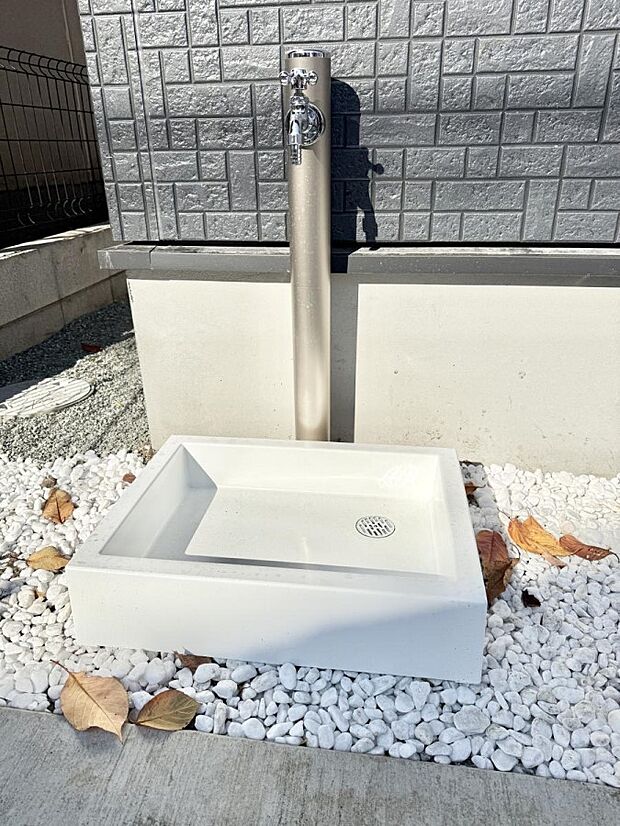 ■ガーデニングや洗車などの際に大活躍な屋外立水栓  