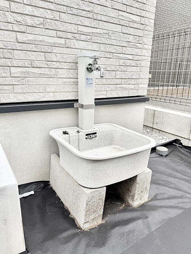 ■ガーデニングや洗車などの際に大活躍な屋外立水栓  